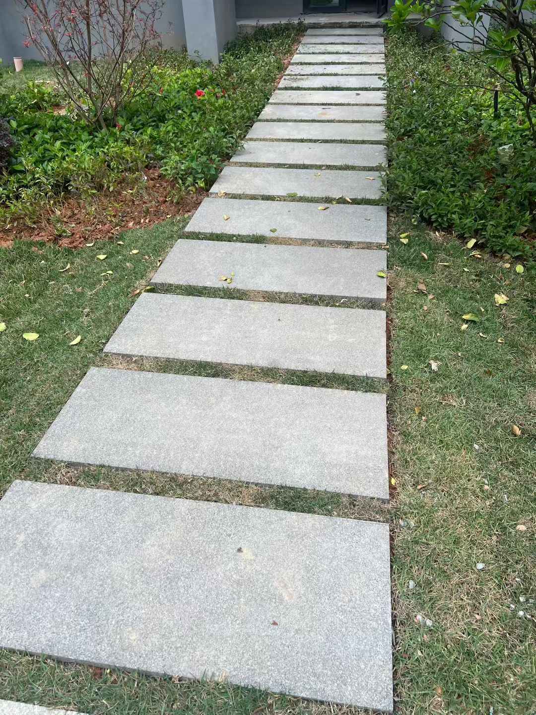 定西 芝麻黑小区踏步、汀步石铺装效果